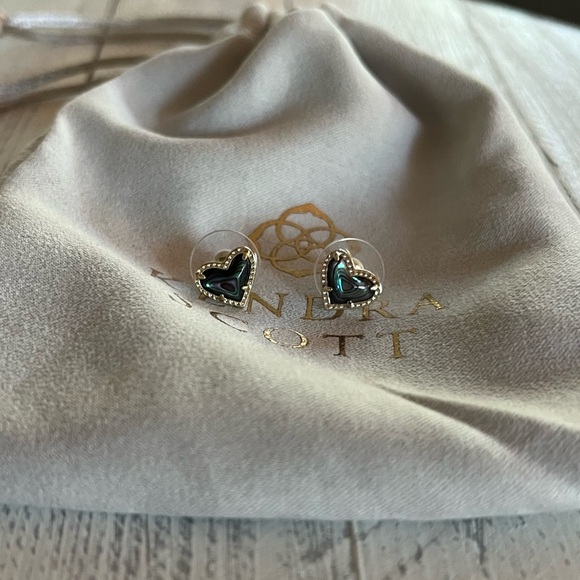 Kendra Scott Gold Ari Heart Abalone Shell Stud earrings new without tags - Picture 1 of 5